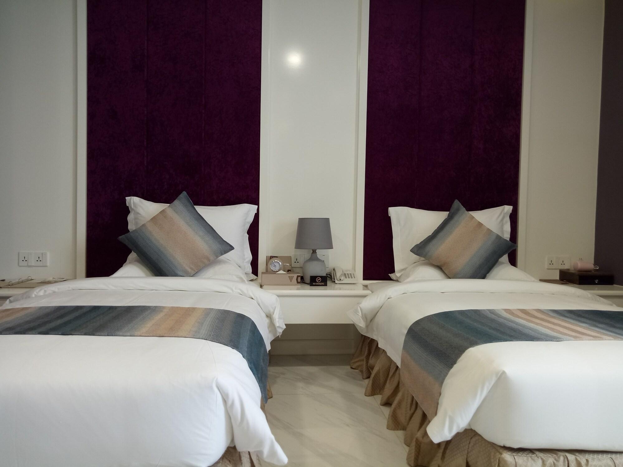 V Boutique Hotel Phnom Penh Exterior photo