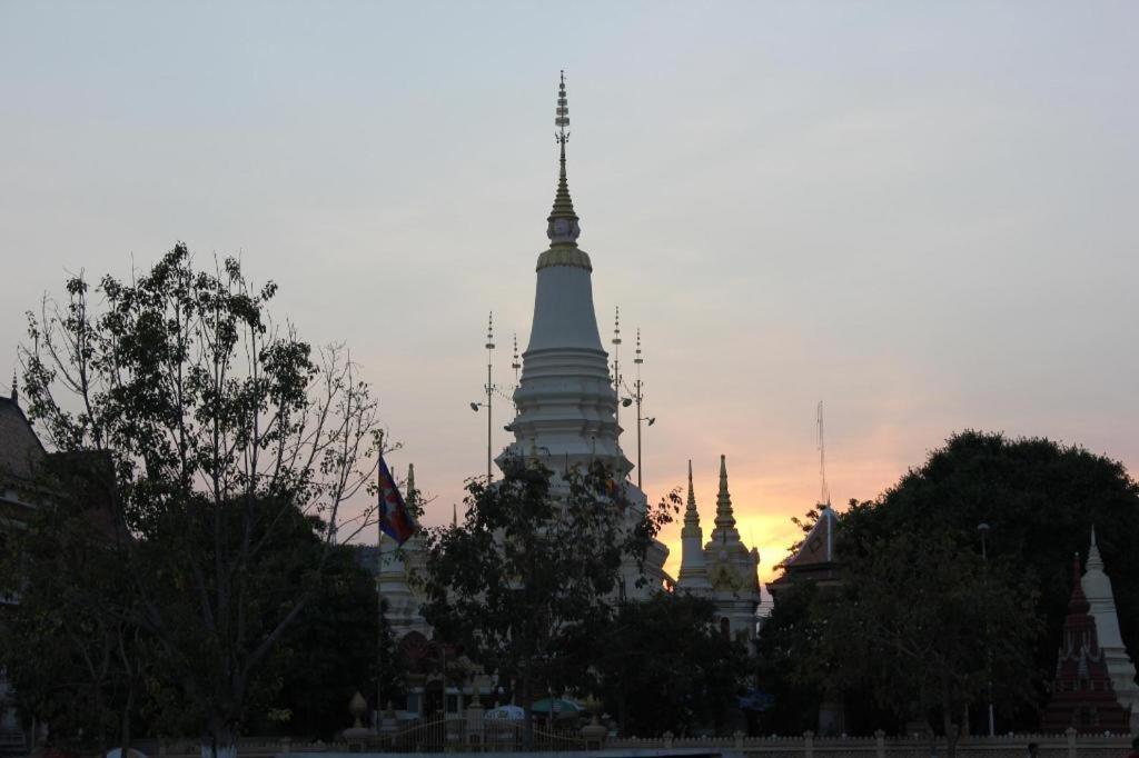 V Boutique Hotel Phnom Penh Exterior photo