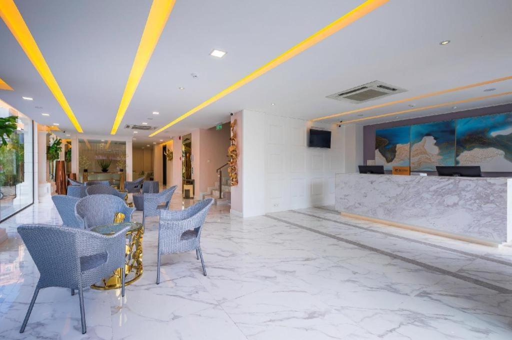 V Boutique Hotel Phnom Penh Exterior photo