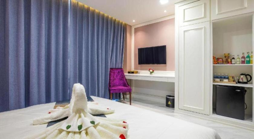V Boutique Hotel Phnom Penh Exterior photo