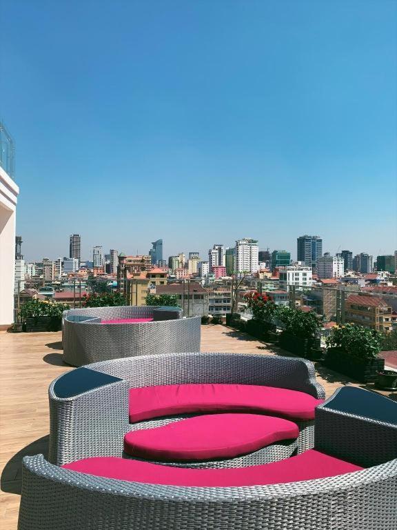 V Boutique Hotel Phnom Penh Exterior photo