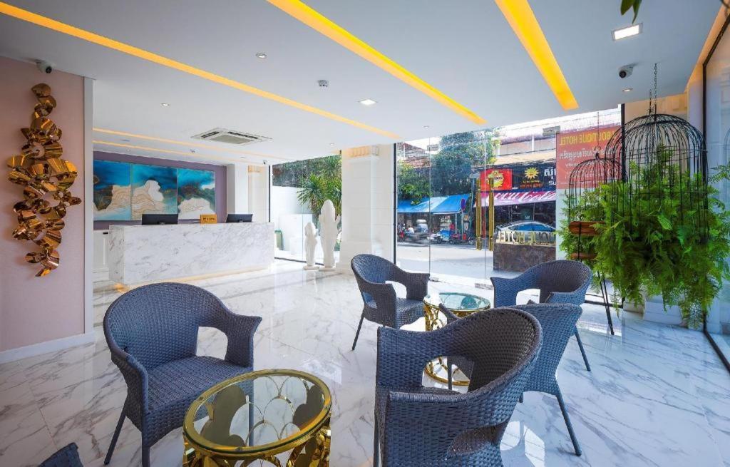 V Boutique Hotel Phnom Penh Exterior photo