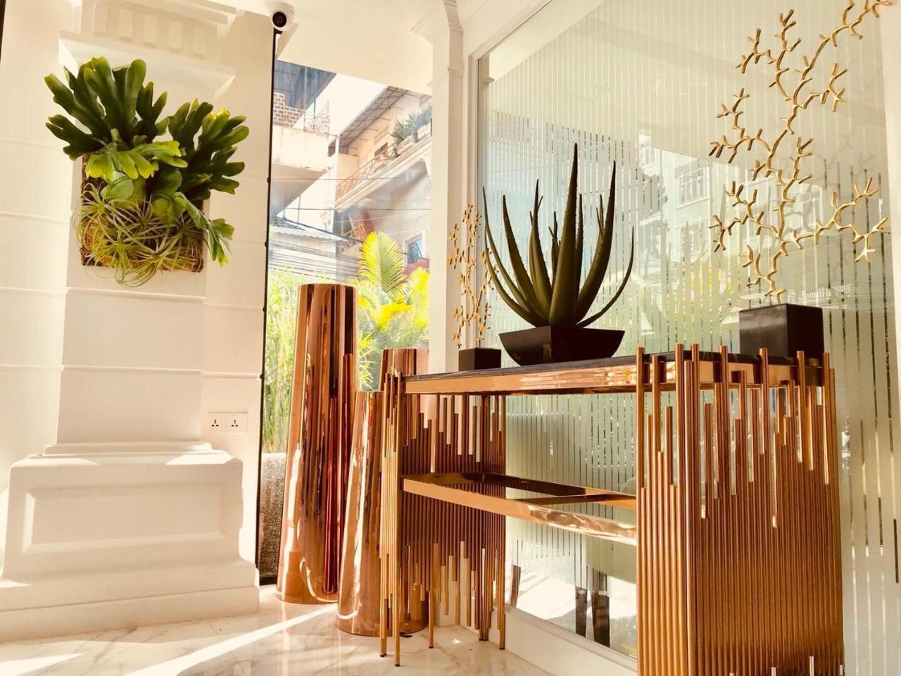 V Boutique Hotel Phnom Penh Exterior photo