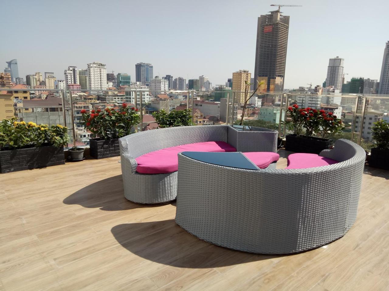 V Boutique Hotel Phnom Penh Exterior photo
